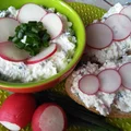 Domowy twarożek ze szczypiorkiem i rzodkiewką