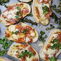 Bruschetta z pomidorami, serem cheddar i jarmużem