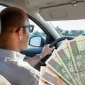 W tym kraju nie można jeździć w okularach przeciwsłonecznych! Jak źle pójdzie, to kara nawet 25 tys. zł