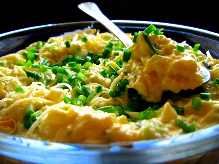 Pasta Jajeczna z Serem i Czosnkiem