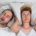 Co zrobić by facet przestał chrapać?