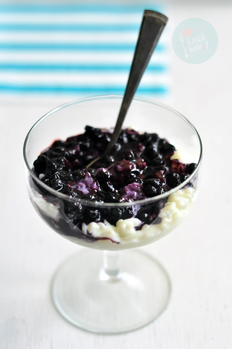 Pudding ryżowy z białą czekoladą i jagodami