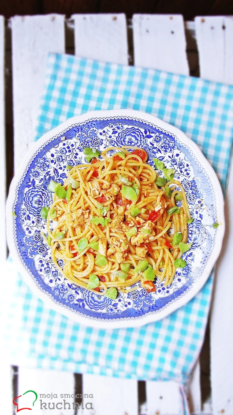 Spaghetti z kurczakiem w pomidorach