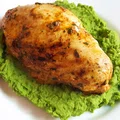 Grillowana pierś z kurczaka na puree z zielonego groszku