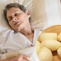 Włóż ząbek czosnku pod poduszkę – ten babciny trik działa na problemy ze snem i zatkany nos