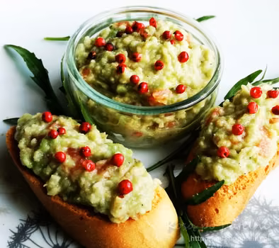 Guacamole z czerwonym pieprzem