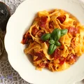 Makaron z cukinią i salami