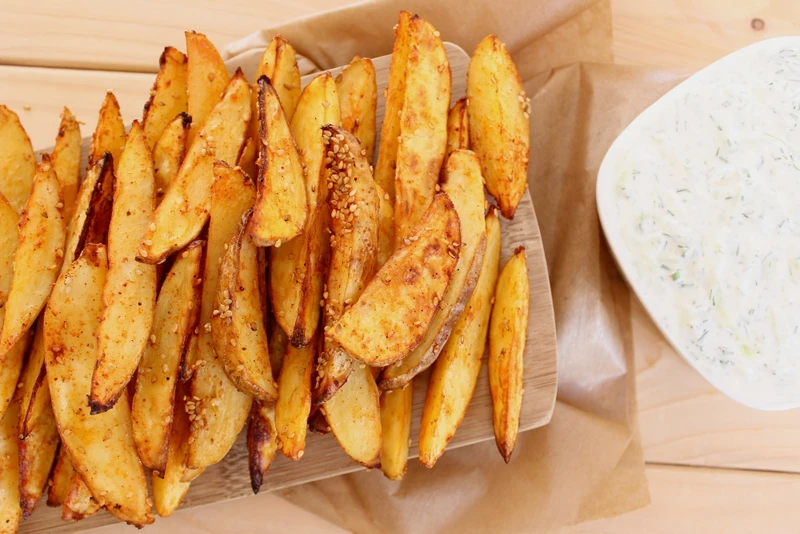 Pieczone ziemniaczki z sosem Tzatziki