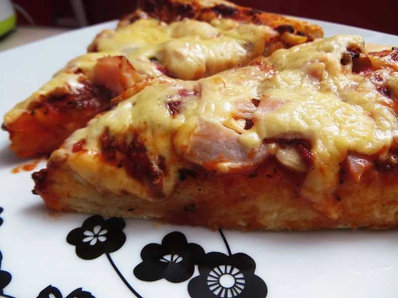Domowa pizza na puszystym spodzie