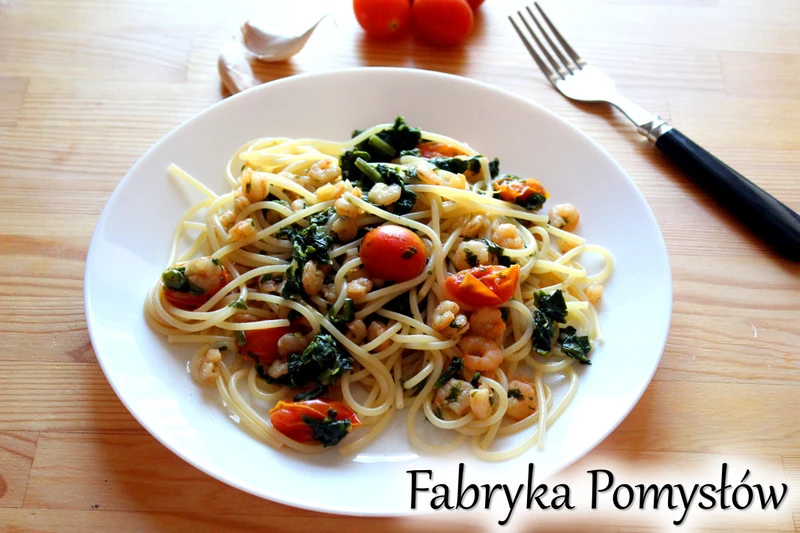 Spaghetti ze szpinakiem, krewetkami i pomidorkami