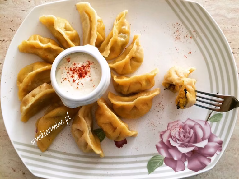 Pierogi z ciasta dyniowego nadziane dynią i słonym serem