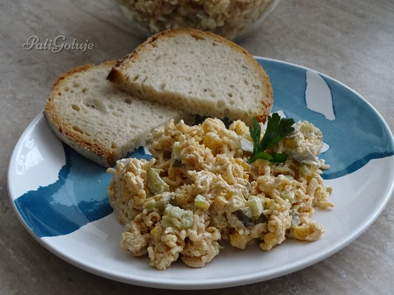 Sałatka z zupek chińskich (z surowego makaronu)