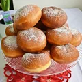 Tradycyjne pączki z marmoladą