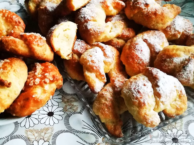 Rogaliki drożdżowe z pigwą