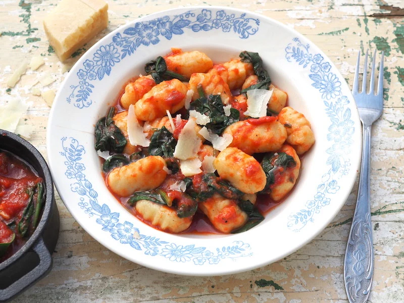 Gnocchi z sosem pomidorowym szpinakiem i parmezanem