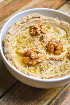 Hummus daktylowy z orzechami