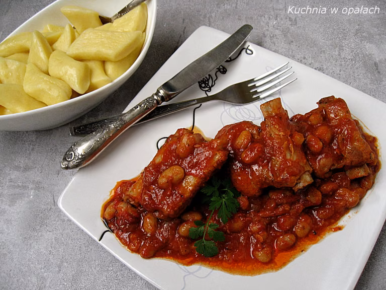 Żeberka w pomidorach z fasolą
