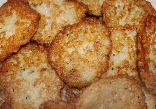 Do startych ziemniaków dodaję TEN jeden składnik! Placki ziemniaczane nie nasiąkają olejem i są chrupkie