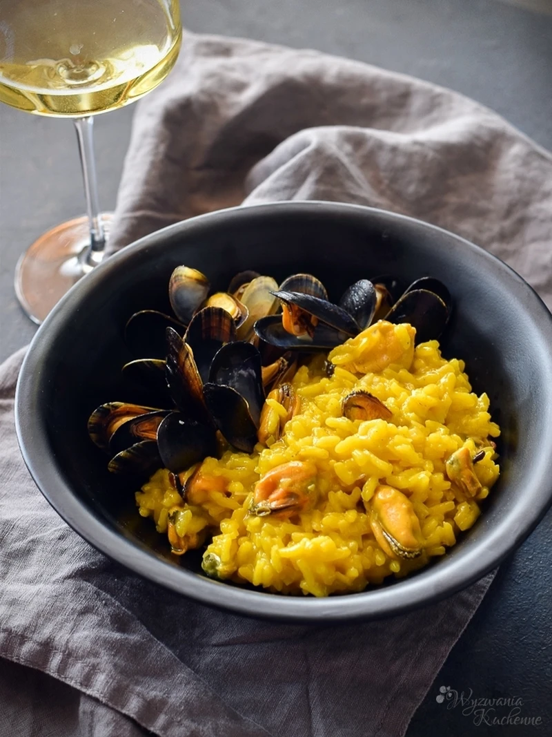 Risotto szafranowe z małżami