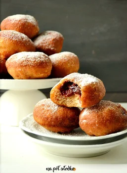Orkiszowe pączki z dżemem wiśniowym słodzone erytrolem (wegańskie, bez cukru)