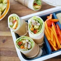 Tortilla z kurczakiem z dipem brzoskwiniowym