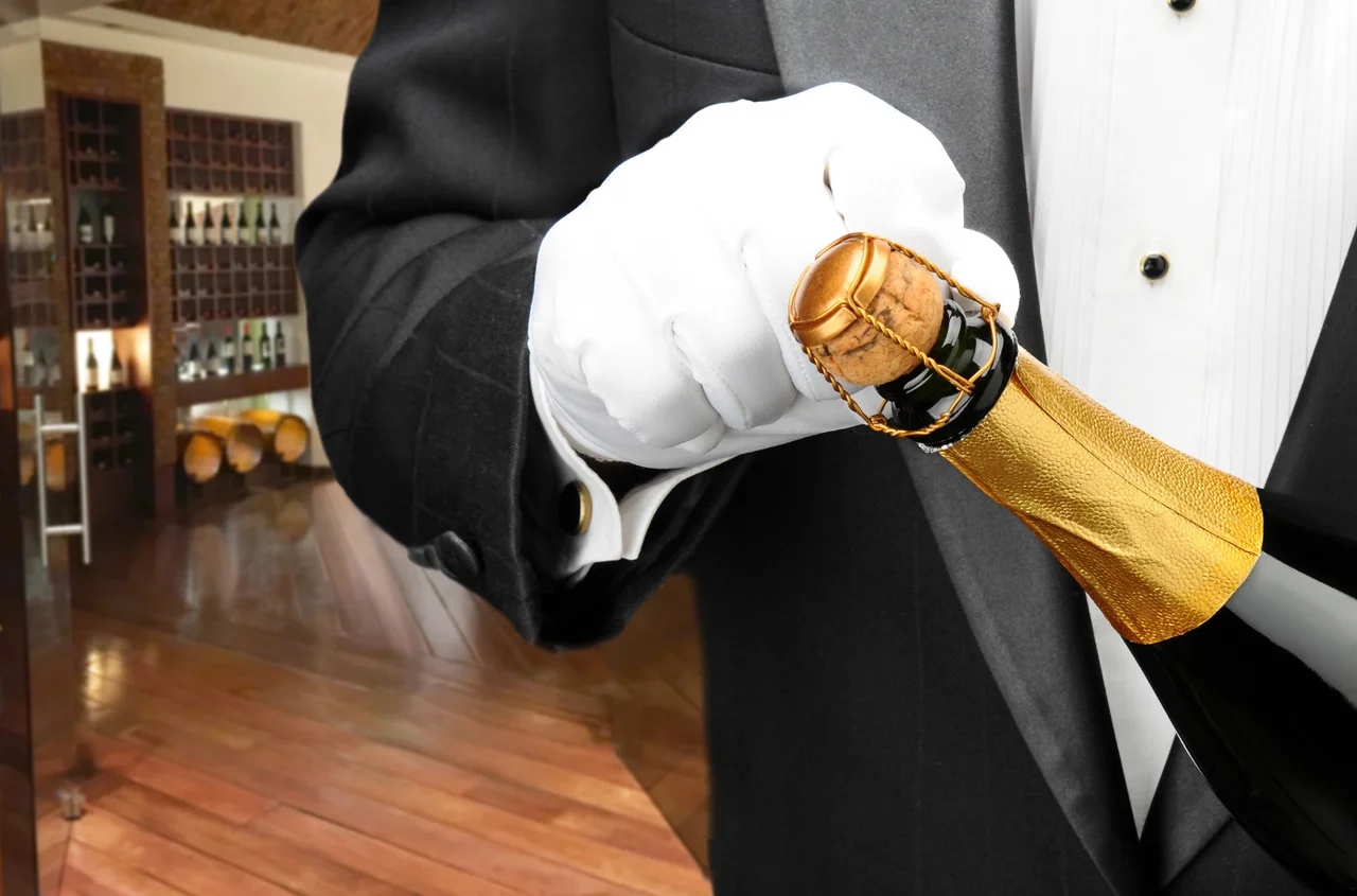 Ponad 90 procent osób ŹLE otwiera szampana. Praktycznie wszyscy popełniają ten sam błąd!