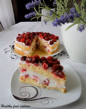 Bezglutenowy tort z kremem kokosowym i malinami