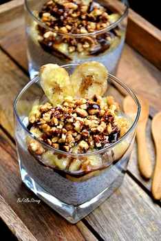 Kokosowe chia z karmelizowanymi bananami i orzeszkami