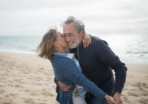 10 sygnałów, że jesteś gotowa na miłość po rozwodzie w wieku 50+. Numer 2 Cię zaskoczy!