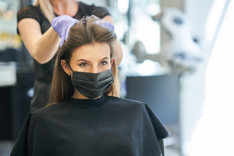 Salon otwarty mimo zakazów. Fryzjerka nie musi jednak płacić kary