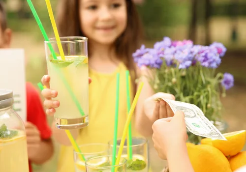 Skargi mieszkańców na dzieci sprzedające lemoniadę! Stanowisko sanepidu zaskakuje!