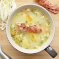 Zupa z młodej kapusty z bekonowym chipsem