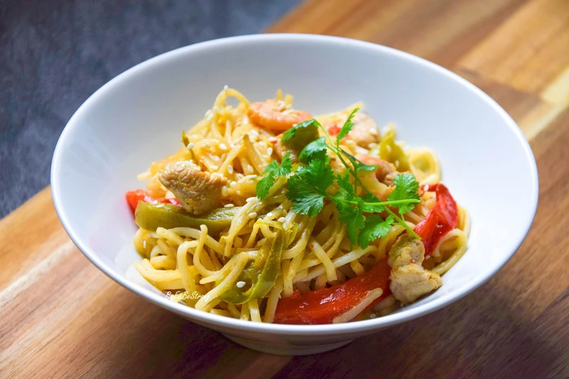 Yakisoba - smazony japoński makaron z krewetkami i kurczakiem