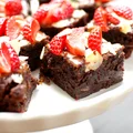 mocno czekoladowe brownie z truskawkami i sosem karmelowym bez mąki