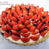 Tarta z bitą śmietaną i truskawkami