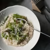 kremowe risotto ze szparagami z dodatkiem skórki z cytryny