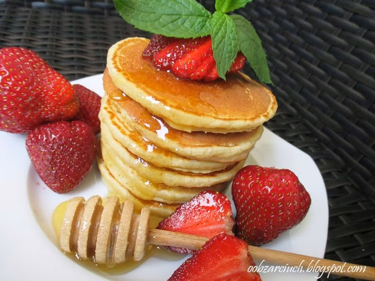 Pancakes z truskawkami i miodem