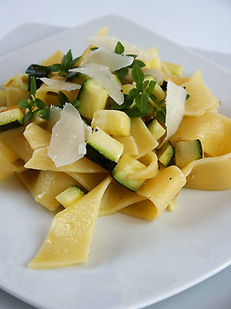 Bardzo urocze tagliatelle w kolorze zielonym z cukinią i bazylią
