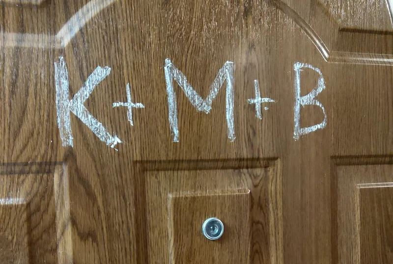 Co naprawdę oznacza napis C+M+B na drzwiach? Wielu Polaków interpretuje go błędnie!