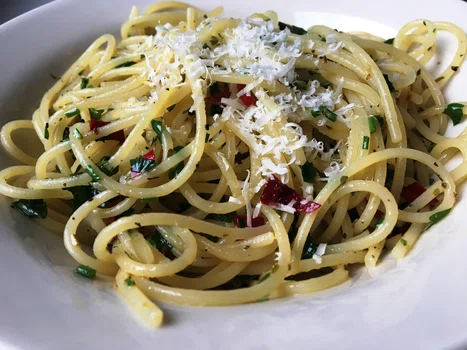 SPAGHETTI Z CZOSNKIEM, OLIWĄ I CHILLI