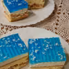 Ciasto z kajakiem i niebieską galaretką