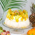 Tropikalna pavlova z egzotycznymi owocami i kremem kokosowym