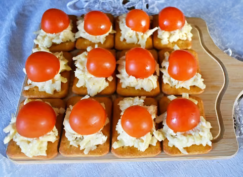 Krakersy z pastą serową i pomidorkami