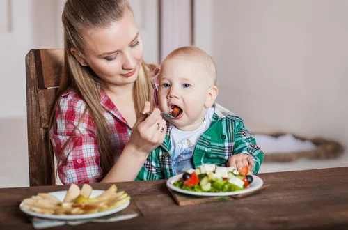 500 zł za opiekę nad dzieckiem w domu! Ci rodzice mogą otrzymać comiesięczne świadczenie