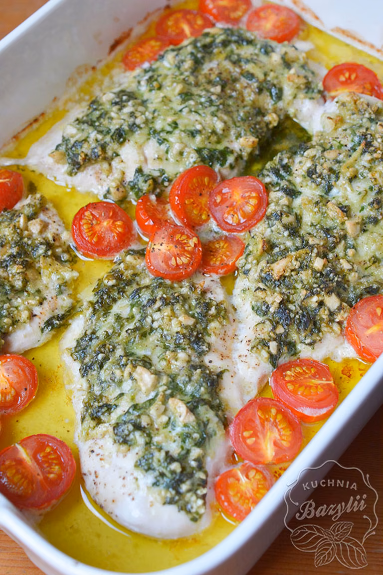 Pierś kurczaka zapiekana z pesto i pomidorkami