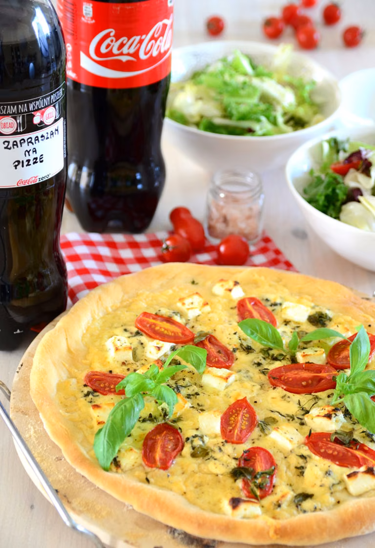 Pizza z trzema serami i ziołami (prawie BEZ wyrabiania ciasta!)