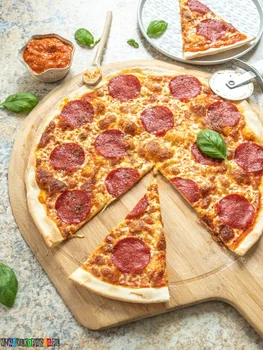 Włoska pizza na cienkim cieście