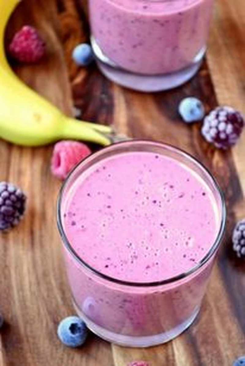 Koktajl z owocami lasu i bananem