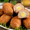 Kotlet mielony z niespodzianką! Przepis na "jajka po szkocku" w chrupiącej panierce to mój HIT