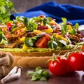 Sałatka z indykiem curry na kruchym spodzie muśniętym musem z awokado